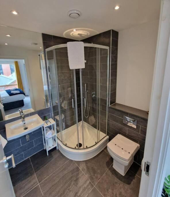 Modern Apartment, Sleeps 6, Belfast City Centre Eksteriør billede
