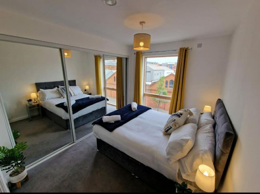 Modern Apartment, Sleeps 6, Belfast City Centre Eksteriør billede