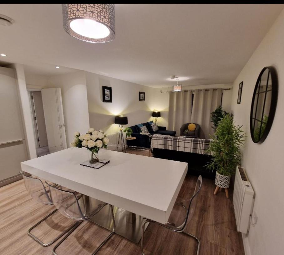 Modern Apartment, Sleeps 6, Belfast City Centre Eksteriør billede